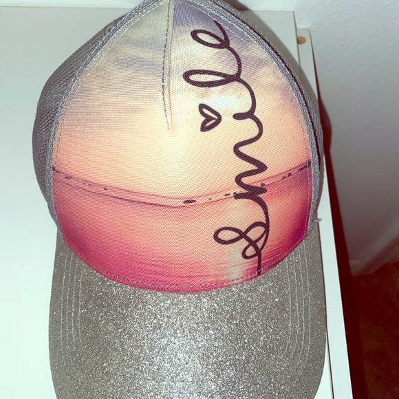 Accessories - Smile hat